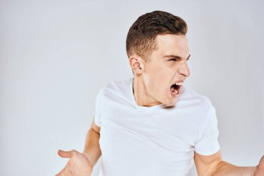 Beyaz tişörtlü adam, stüdyo yaşam tarzıyla el kol hareketi yapmaktan rahatsız oldu.