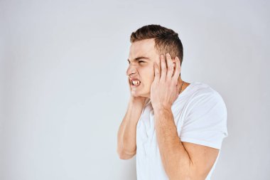 Beyaz tişörtlü adam, stüdyo yaşam tarzıyla el kol hareketi yapmaktan rahatsız oldu.