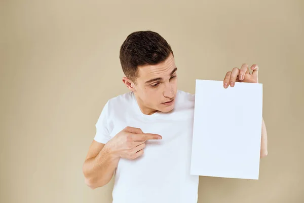 Man met wit vel papier in de hand billboard kopieerruimte kantoor — Stockfoto