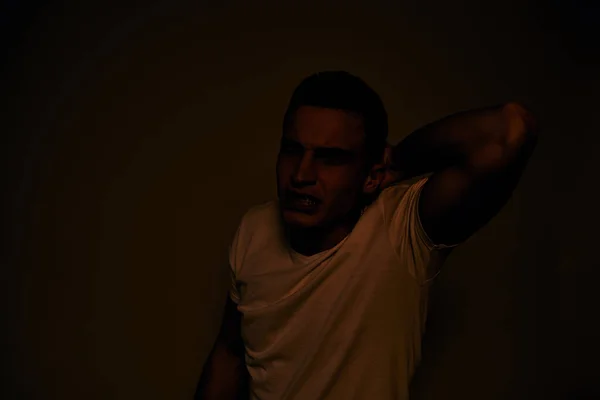 Συναισθηματικές χειρονομίες άνθρωπος με τα χέρια του δυσαρέσκεια λευκό t-shirt φως φόντο — Φωτογραφία Αρχείου