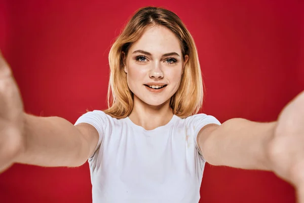 Alegre loira mulher gestos com mão emoções estilo de vida branco t-shirt vermelho isolado fundo — Fotografia de Stock