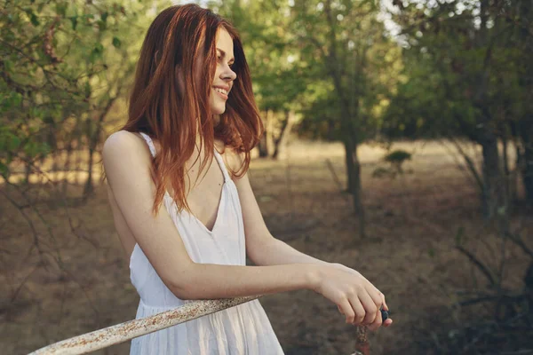 Mulher romântica ao ar livre no jardim vista traseira modelo cabelo vermelho — Fotografia de Stock