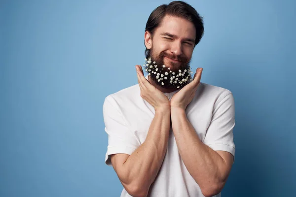 Bonito homem barba flores decoração emoções azul fundo — Fotografia de Stock