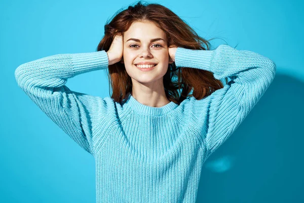 魅力的な女性ブルーセーター美しい髪型魅力的な笑顔クローズアップ — ストック写真