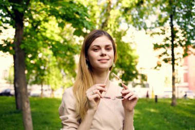 Parkta gezen bir kadın. Keyifli yürüyüşler.