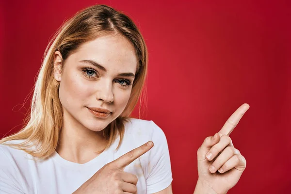 Alegre loira mulher gestos com mão emoções estilo de vida branco t-shirt vermelho isolado fundo — Fotografia de Stock