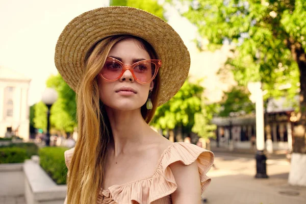 Vacker kvinna i solglasögon utomhus på sommaren i parken vila — Stockfoto
