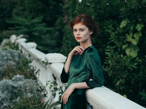 Nő zöld ruhában szabadban természet luxus báj építészet — Stock Fotó