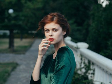 Güzel kadın kırmızı dudaklar doğayı cezbediyor yeşil elbise lüks model