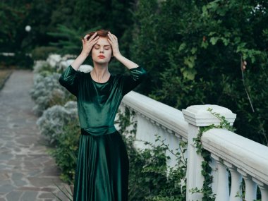 Yeşil elbiseli güzel bir kadın. Romantizm, lüks, zarif bir tarz.
