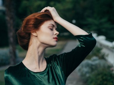 Yeşil elbiseli güzel bir kadın. Kozmetik ürünleri. Düğün aşkı suyu.