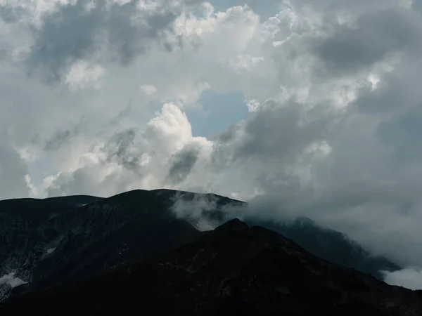 안개 자연 신선 한 공기 실루엣 구름 산 — 스톡 사진
