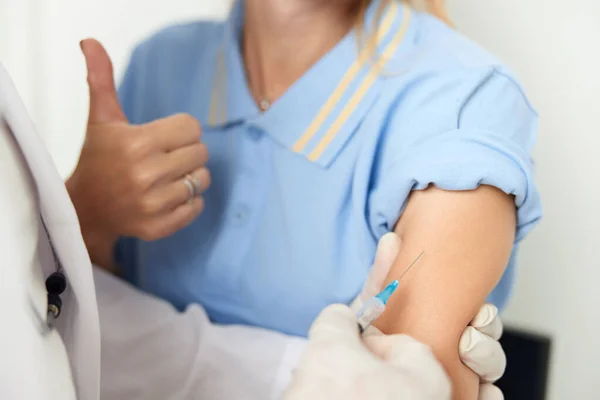 Patient showing thumb up injection treatment hospital covid vaccination — Zdjęcie stockowe