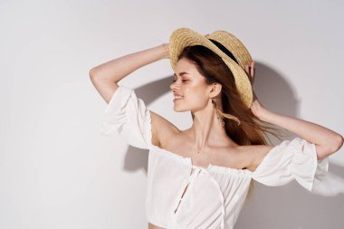 Neşeli güzel kadın yaz şapkası cazibesi lüks stüdyo modeli