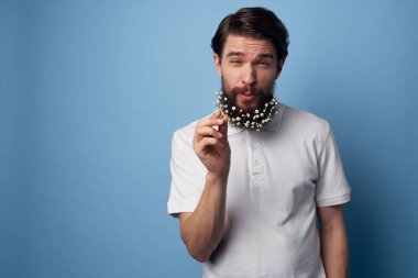 Sakallı neşeli bir adam, hayat tarzını yakından takip eder.