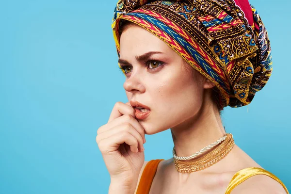 Όμορφη γυναίκα διακόσμηση εθνικότητα πολύχρωμο τουρμπάνι στο κεφάλι close-up — Φωτογραφία Αρχείου