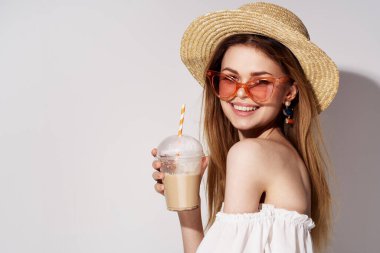 Pembe gözlüklü güzel bir kadın.