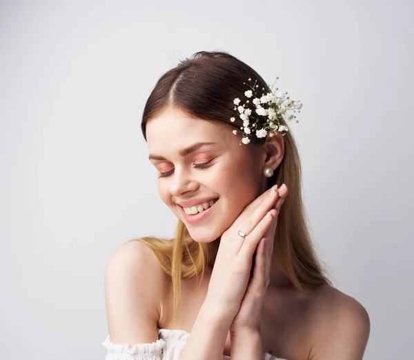 Mujer con maquillaje en la cara encanto pelo decoración flores aspecto atractivo — Foto de Stock