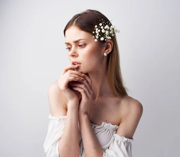 Žena s make-upem na tváři šarm vlasy dekorace květiny atraktivní vzhled — Stock fotografie