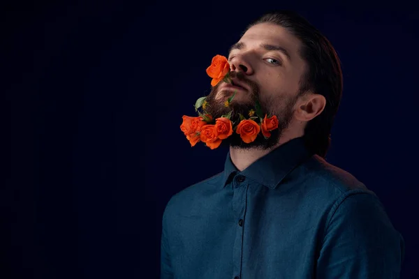 優雅な男のシャツの花で髭の魅力ロマンス暗い背景 — ストック写真