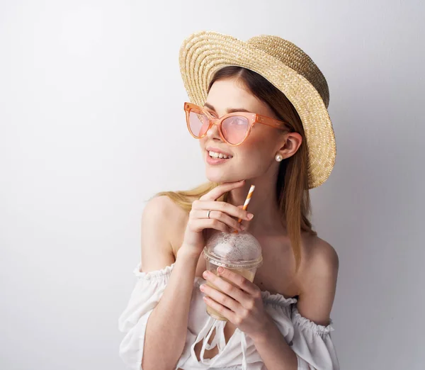 Pembe gözlüklü neşeli kadın, içki mankeni şapkalı. — Stok fotoğraf