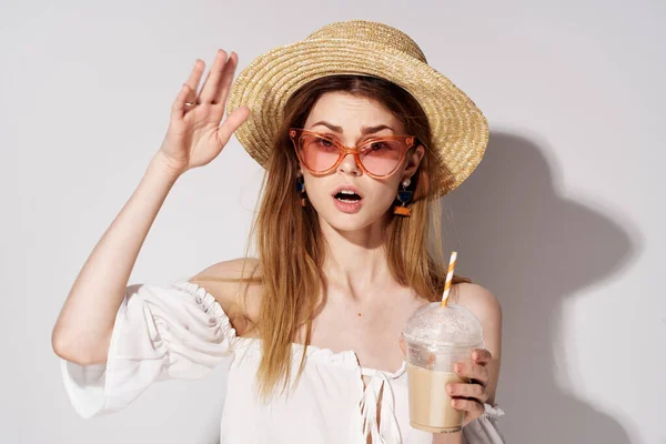 Mulher bonita em óculos de moda e chapéu decoração charme bebida modelo — Fotografia de Stock