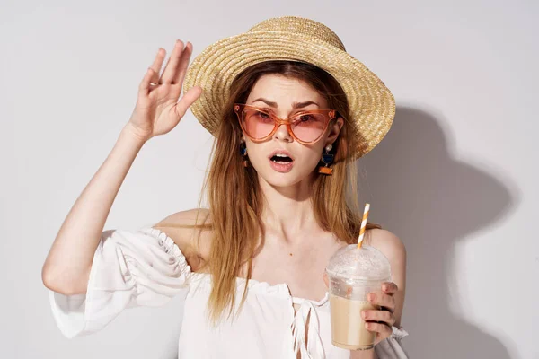 Belle femme dans des lunettes à la mode et chapeau décoration charme boisson modèle — Photo