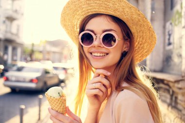 Güneş gözlüklü neşeli kadın, güneşli gün yürüyüşü yapıyor.