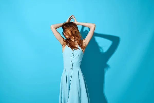 푸른 머리를 하고 있는 밝고 아름다운 여자가 배경에는 화려 한 드레스 그림자 — 스톡 사진