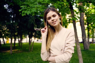 Parkta gezen bir kadın. Keyifli yürüyüşler.