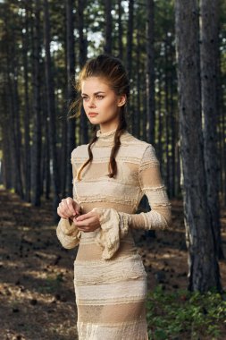 Doğaya uygun giyinmiş romantik kadın saç modeli ağaçlar temiz hava