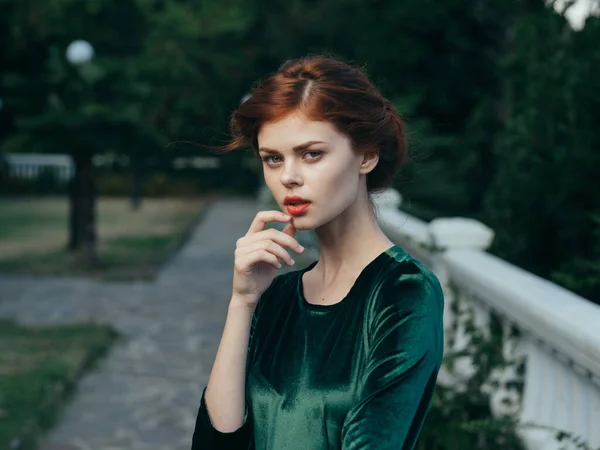 Csinos nő piros ajkak csillogás természet zöld ruha luxus modell — Stock Fotó
