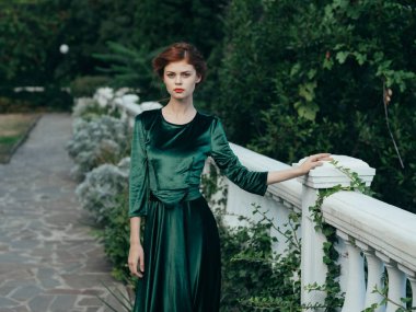 Yeşil elbiseli güzel bir kadın. Romantizm, lüks, zarif bir tarz.