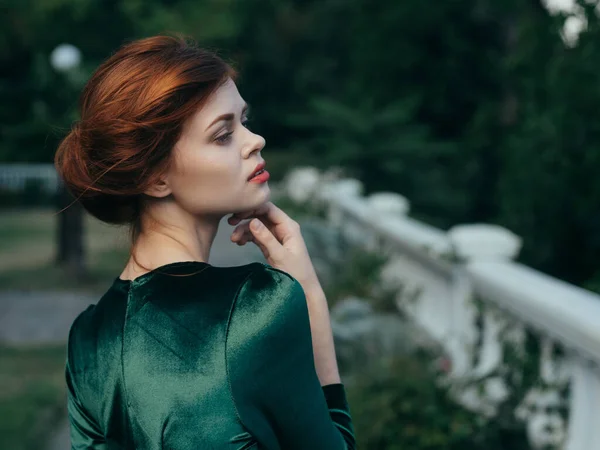 Jolie femme en robe verte look attrayant modèle extérieur de luxe — Photo