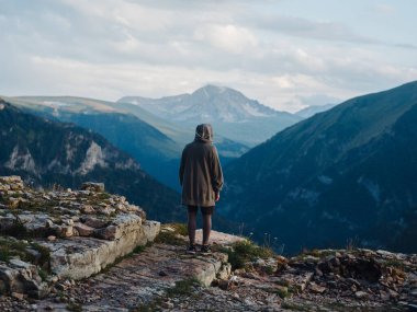 Dağlarda doğa yürüyüşçüsü. Temiz hava turizmi.
