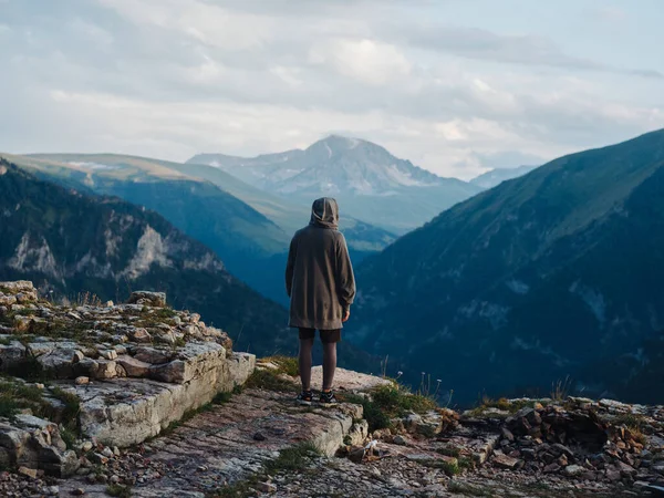 Caminhante ao ar livre nas montanhas turismo de ar fresco vista traseira — Fotografia de Stock