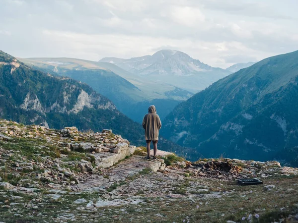Rückenansicht eines Mannes in warmer Kleidung in den Bergen in der Natur — Stockfoto