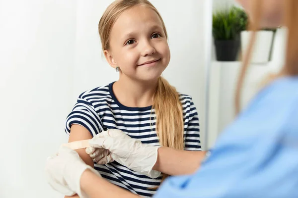 Menina engraçada no tratamento hospitalar cuidados de saúde — Fotografia de Stock