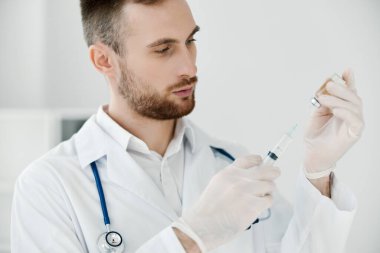 Doktor elinde şırıngayla geziyordu ve aşı koruyucu eldivendi. Kovan aşısı.
