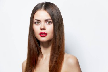 Çıplak omuzlu bir kadın, izole edilmiş bir arka planda kaplıca tedavisi görüyor.