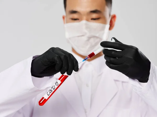 Дослідження захисної маски чоловічого лікаря кров'яний тест на ковід-19 — стокове фото