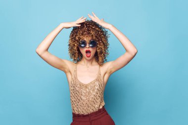 Seksi model kıvırcık saçlar başımı döndürüyor. Duygular kırmızı dudaklar çekici. 