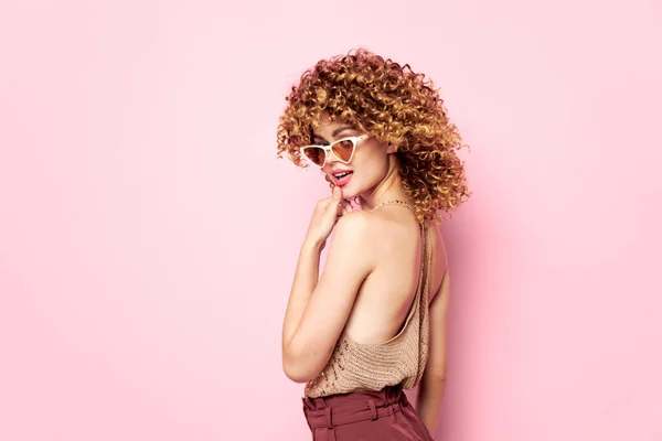 Modell röda byxor Attraktiv look lockigt hår med solglasögon — Stockfoto