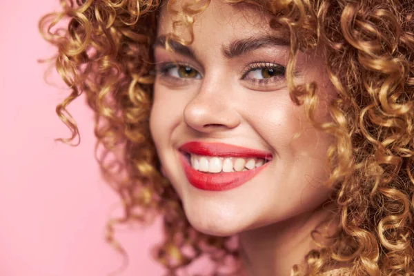 Mooie vrouw glimlach rode lippen close-up leuk mode kleding — Stockfoto