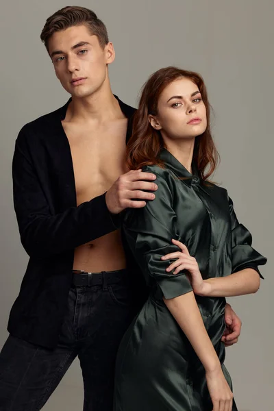 Man och kvinna fashionabla kläder romantik passion attraktiv stil — Stockfoto