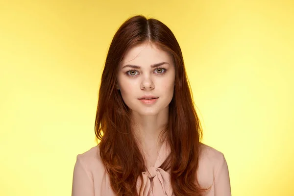 美しい女性の魅力的な外観クロップドビュー黄色隔離された背景 — ストック写真