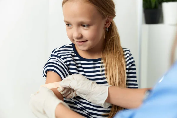 O médico sela a mão das crianças com um tratamento de gesso — Fotografia de Stock