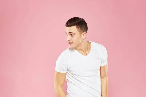 Cheerful handsome man in white t-shirt emotions pink isolated background — Stock Photo, Image