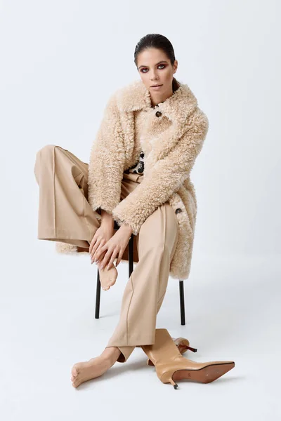 椅子に座っている女性｜ファッショナブルな秋の衣類贅沢 — ストック写真