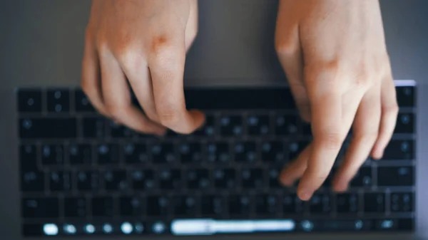 Weibliche Hände tippen Text auf Laptop-Tastatur in Großaufnahme — Stockfoto